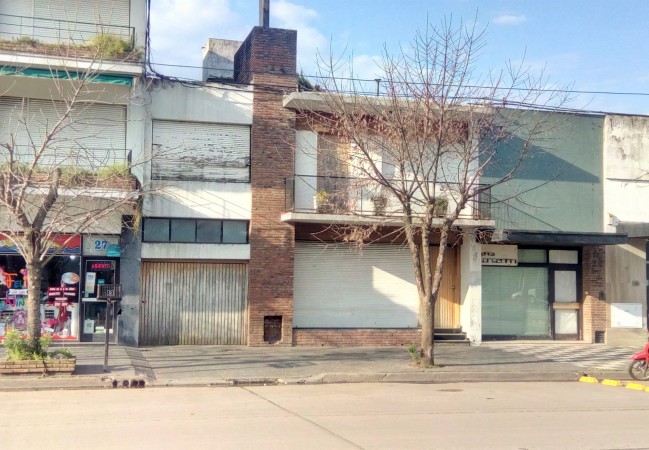 CASA CENTRICA EN UBICACION COMERCIAL PARA RECICLAR - EN VENTA