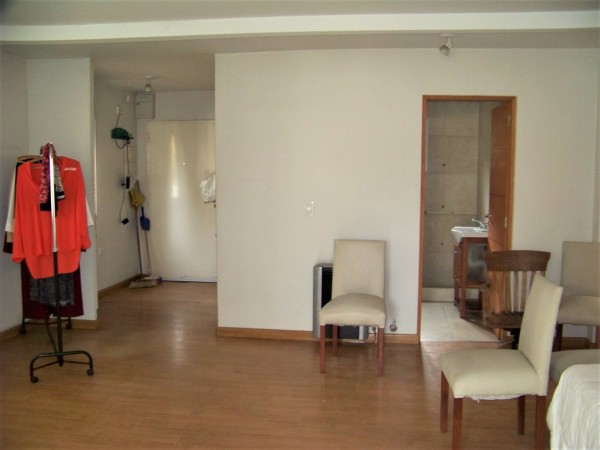 CASA DE 2 DORMITORIOS EN BARRIO LA FERIA - EN VENTA