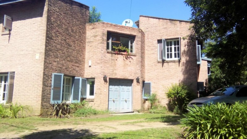 CASA DE 4 DORMITORIOS  CON AMPLIO JARDIN - EN VENTA