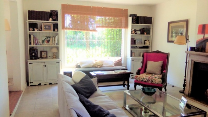 CASA DE 4 DORMITORIOS  CON AMPLIO JARDIN - EN VENTA