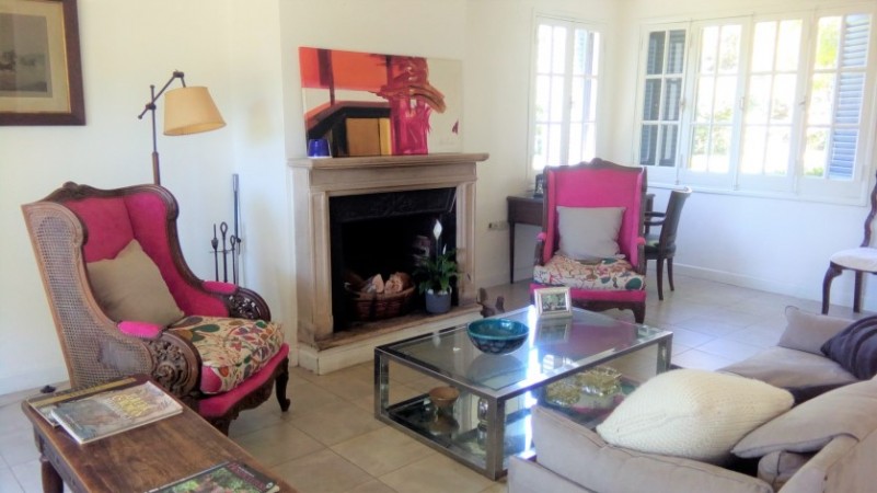 CASA DE 4 DORMITORIOS  CON AMPLIO JARDIN - EN VENTA