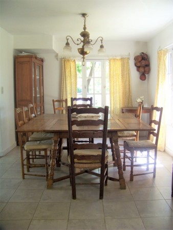 CASA DE 4 DORMITORIOS  CON AMPLIO JARDIN - EN VENTA