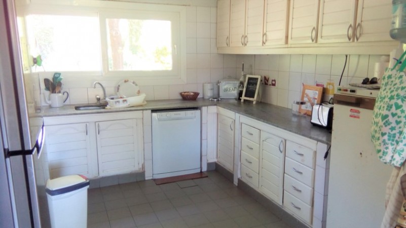 CASA DE 4 DORMITORIOS  CON AMPLIO JARDIN - EN VENTA