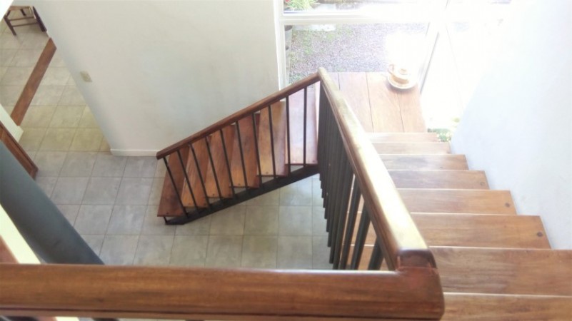 CASA DE 4 DORMITORIOS  CON AMPLIO JARDIN - EN VENTA