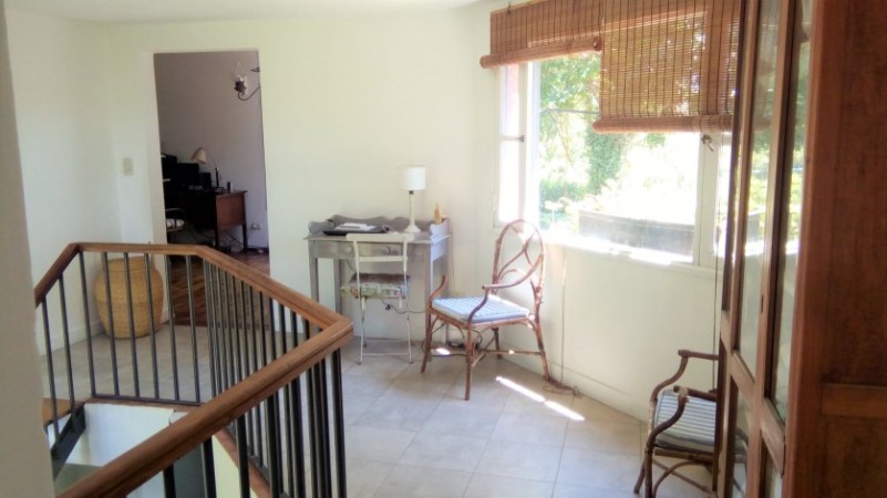 CASA DE 4 DORMITORIOS  CON AMPLIO JARDIN - EN VENTA