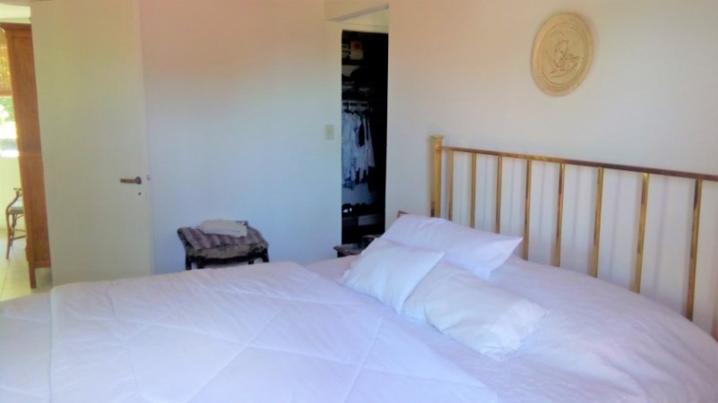 CASA DE 4 DORMITORIOS  CON AMPLIO JARDIN - EN VENTA