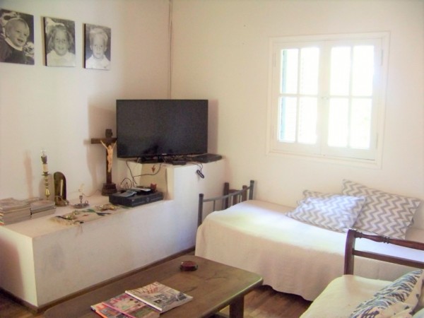 CASA DE 4 DORMITORIOS  CON AMPLIO JARDIN - EN VENTA