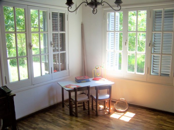 CASA DE 4 DORMITORIOS  CON AMPLIO JARDIN - EN VENTA