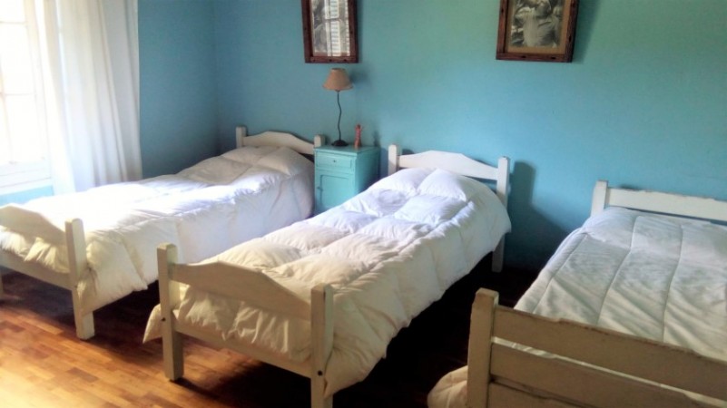 CASA DE 4 DORMITORIOS  CON AMPLIO JARDIN - EN VENTA