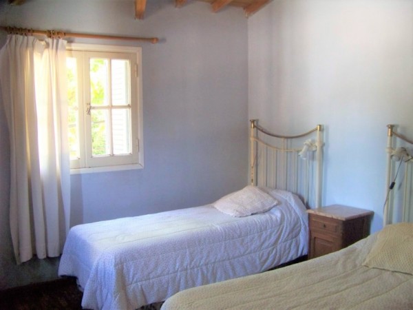 CASA DE 4 DORMITORIOS  CON AMPLIO JARDIN - EN VENTA