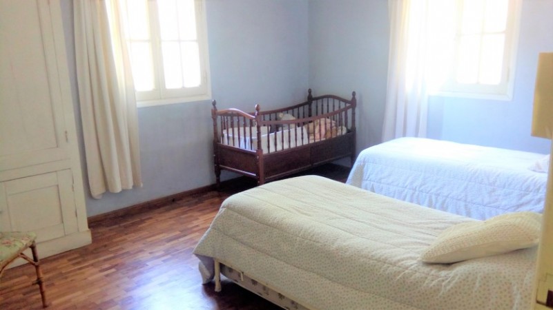 CASA DE 4 DORMITORIOS  CON AMPLIO JARDIN - EN VENTA