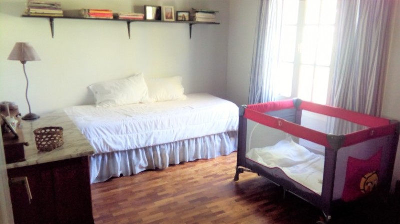 CASA DE 4 DORMITORIOS  CON AMPLIO JARDIN - EN VENTA