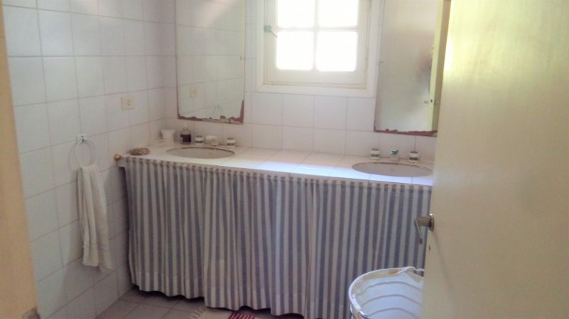 CASA DE 4 DORMITORIOS  CON AMPLIO JARDIN - EN VENTA