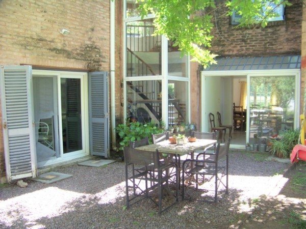 CASA DE 4 DORMITORIOS  CON AMPLIO JARDIN - EN VENTA