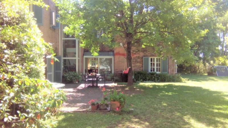 CASA DE 4 DORMITORIOS  CON AMPLIO JARDIN - EN VENTA