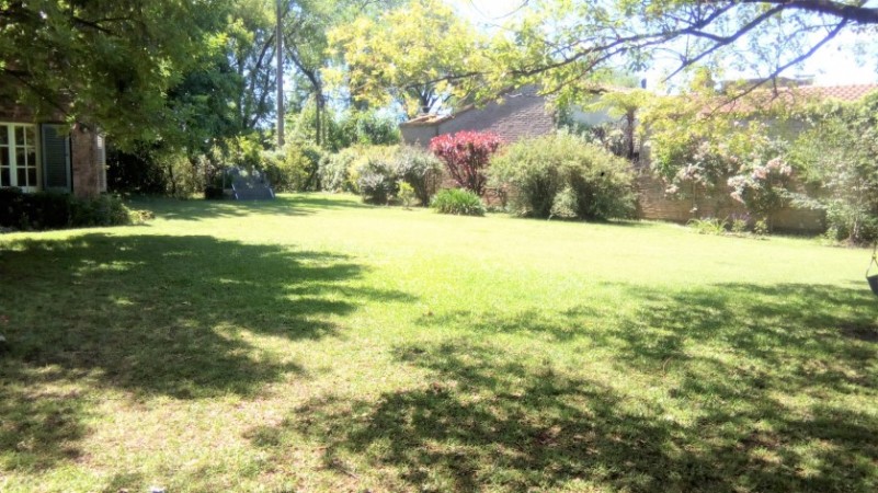 CASA DE 4 DORMITORIOS  CON AMPLIO JARDIN - EN VENTA