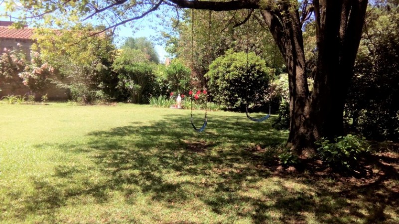 CASA DE 4 DORMITORIOS  CON AMPLIO JARDIN - EN VENTA