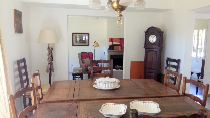 CASA DE 4 DORMITORIOS  CON AMPLIO JARDIN - EN VENTA