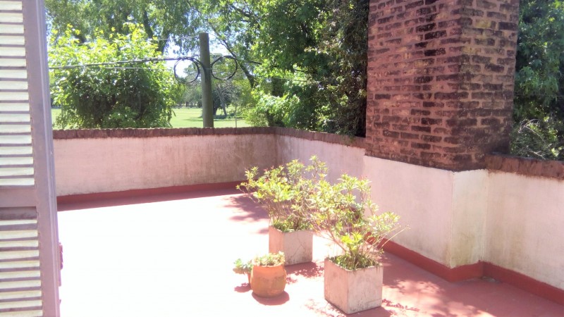 CASA DE 4 DORMITORIOS  CON AMPLIO JARDIN - EN VENTA