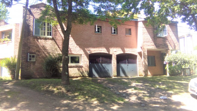 CASA DE 4 DORMITORIOS  CON AMPLIO JARDIN - EN VENTA