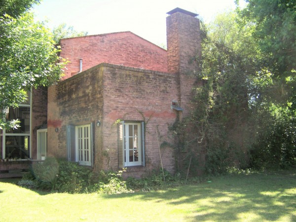 CASA DE 4 DORMITORIOS  CON AMPLIO JARDIN - EN VENTA