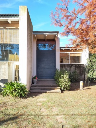 CASA DE 3 DORMITORIOS  FRENTE AL GOLF - EN VENTA