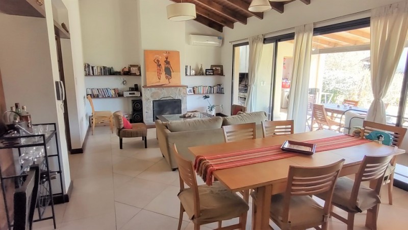 CASA DE 2 DORMITORIOS EN BARRIO RESIDENCIAL - EN VENTA