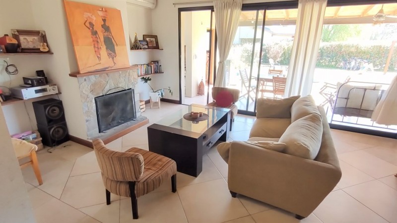 CASA DE 2 DORMITORIOS EN BARRIO RESIDENCIAL - EN VENTA