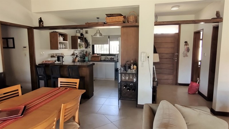 CASA DE 2 DORMITORIOS EN BARRIO RESIDENCIAL - EN VENTA