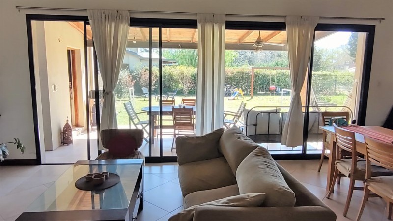 CASA DE 2 DORMITORIOS EN BARRIO RESIDENCIAL - EN VENTA