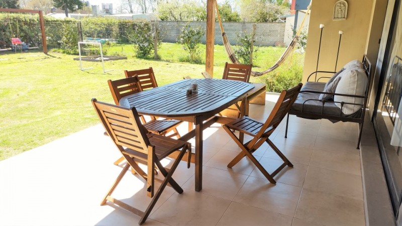 CASA DE 2 DORMITORIOS EN BARRIO RESIDENCIAL - EN VENTA