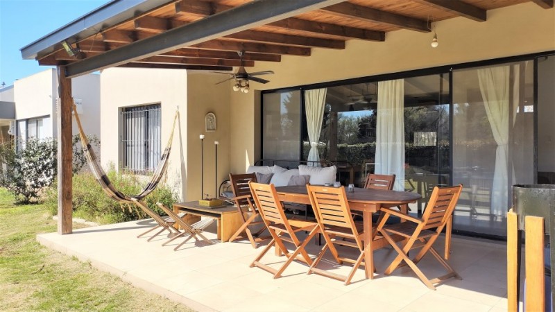 CASA DE 2 DORMITORIOS EN BARRIO RESIDENCIAL - EN VENTA