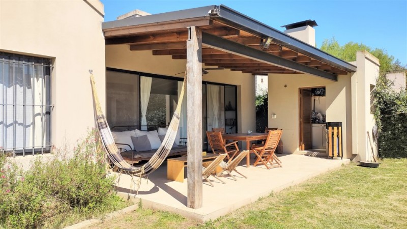 CASA DE 2 DORMITORIOS EN BARRIO RESIDENCIAL - EN VENTA