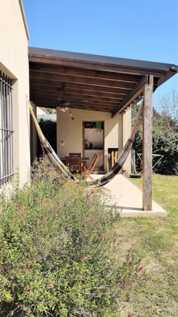 CASA DE 2 DORMITORIOS EN BARRIO RESIDENCIAL - EN VENTA