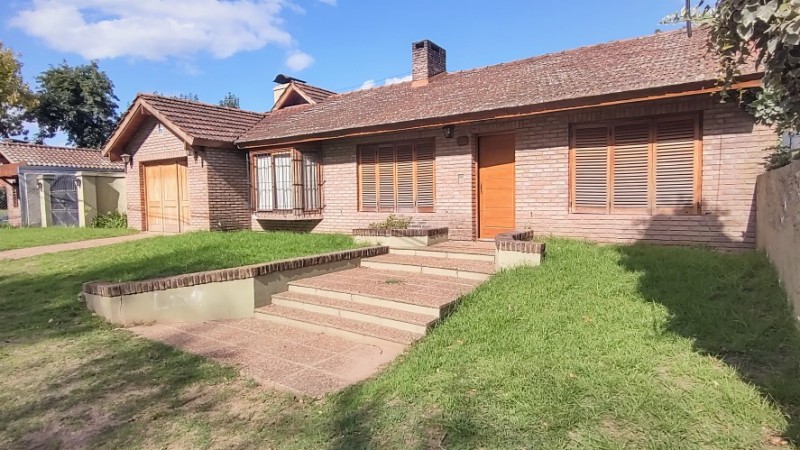 CASA DE 3 DORMITORIOS CON AMPLIO JARDIN - EN VENTA