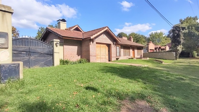 CASA DE 3 DORMITORIOS CON AMPLIO JARDIN - EN VENTA