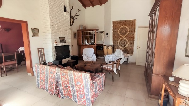 CASA DE 3 DORMITORIOS CON AMPLIO JARDIN - EN VENTA