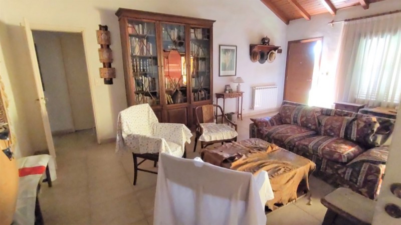 CASA DE 3 DORMITORIOS CON AMPLIO JARDIN - EN VENTA