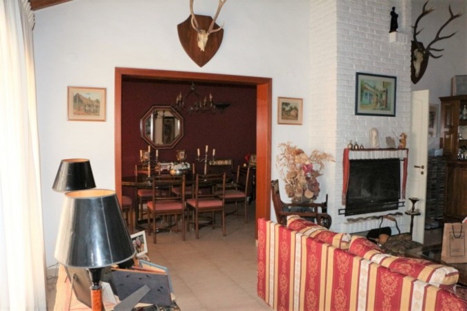 CASA DE 3 DORMITORIOS CON AMPLIO JARDIN - EN VENTA