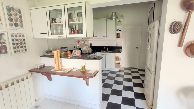 CASA DE 3 DORMITORIOS CON AMPLIO JARDIN - EN VENTA