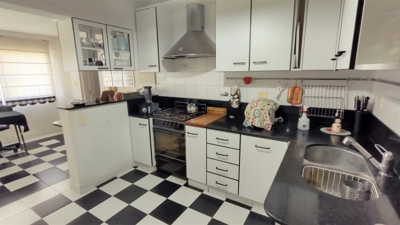 CASA DE 3 DORMITORIOS CON AMPLIO JARDIN - EN VENTA