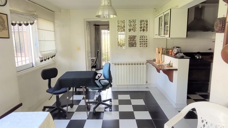 CASA DE 3 DORMITORIOS CON AMPLIO JARDIN - EN VENTA