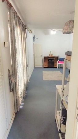 CASA DE 3 DORMITORIOS CON AMPLIO JARDIN - EN VENTA