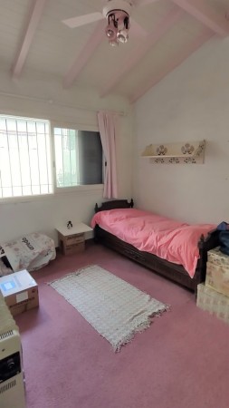 CASA DE 3 DORMITORIOS CON AMPLIO JARDIN - EN VENTA