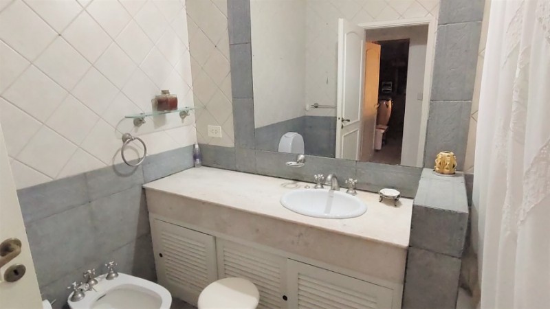 CASA DE 3 DORMITORIOS CON AMPLIO JARDIN - EN VENTA