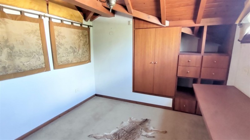 CASA DE 3 DORMITORIOS CON AMPLIO JARDIN - EN VENTA