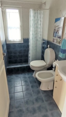 CASA DE 3 DORMITORIOS CON AMPLIO JARDIN - EN VENTA