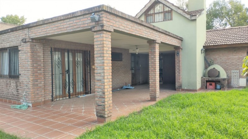CASA DE 3 DORMITORIOS CON AMPLIO JARDIN - EN VENTA