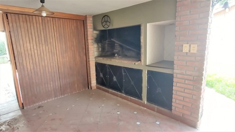 CASA DE 3 DORMITORIOS CON AMPLIO JARDIN - EN VENTA