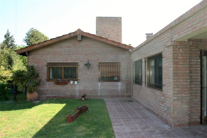 CASA DE 3 DORMITORIOS CON AMPLIO JARDIN - EN VENTA